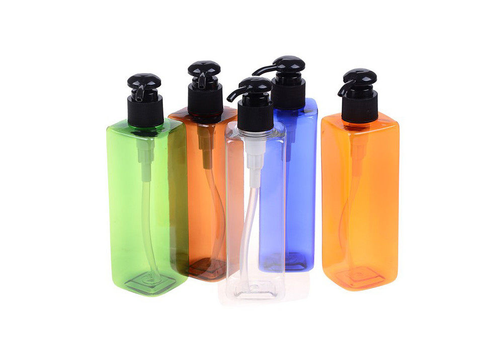 편리한 플라스틱 화장품은 큰 수용량 주문을 받아서 만들어진 색깔을 병에 넣습니다