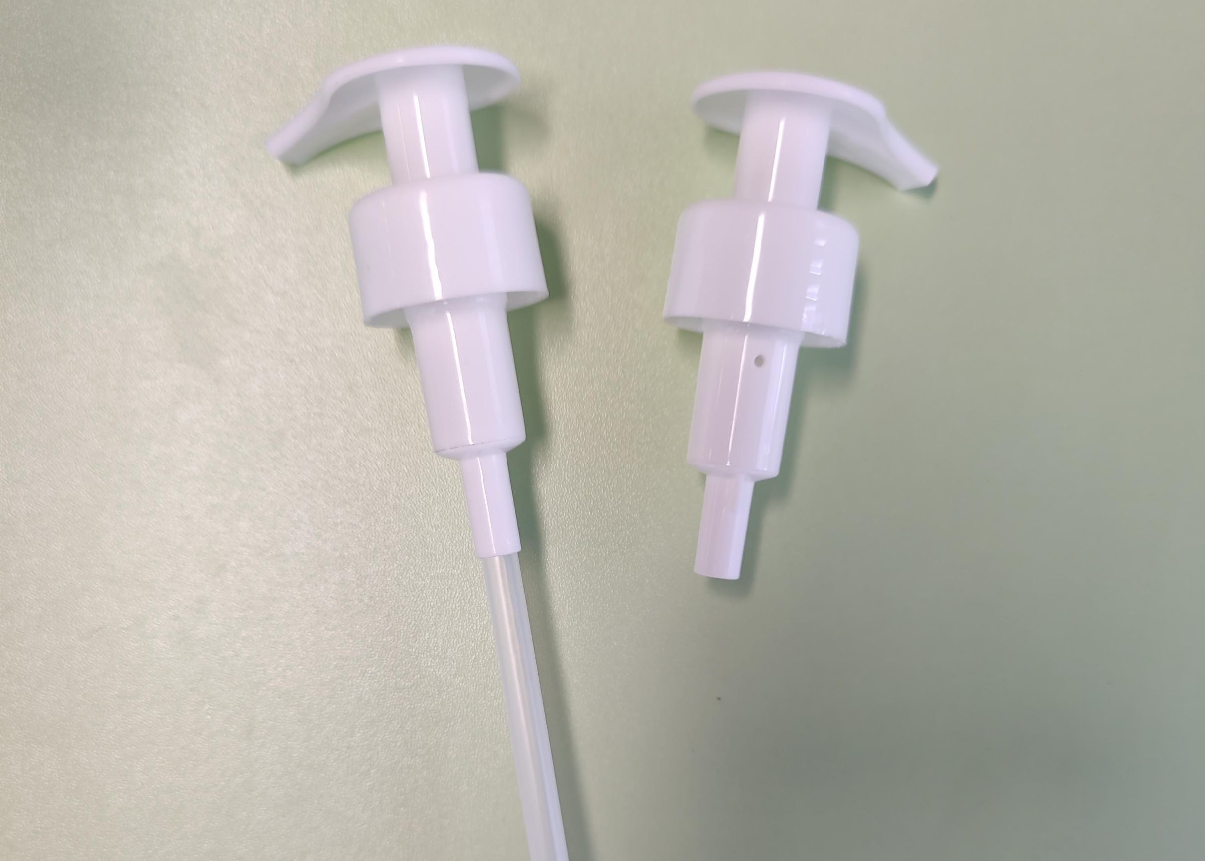 맞춤형 간편 사용 우수한 품질 24/28MM 플라스틱 펌프, 로션 크림 액체용 좌우 잠금 기능